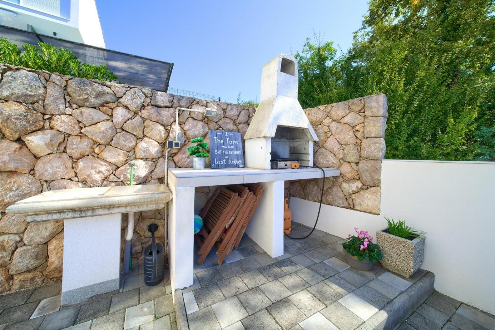 Apartment Sasso Bianco With The Private Pool Njivice Exterior foto